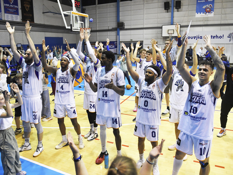 Radosť hráčov Spišskej Novej Vsi po víťazstve vo štvrtom semifinálovom zápase play off Niké SBL v basketbale mužov Spišskí Rytieri – BC Prievidza