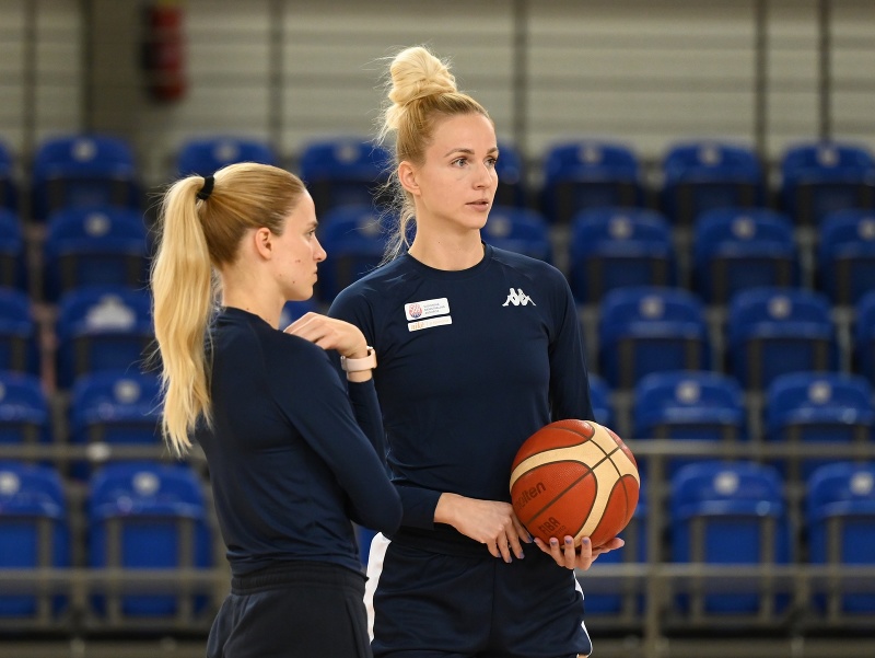 Na snímke hráčky slovenskej basketbalovej reprezentácie zľava Terézia Páleníková a Ivana Jakubcová