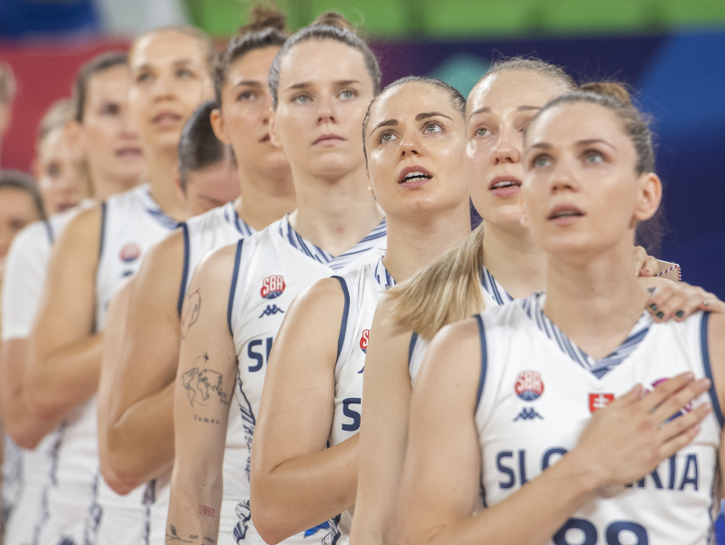 Na snímke slovenské basketbalistky počas hymny pred zápasom základnej D-skupiny Slovensko - Maďarsko