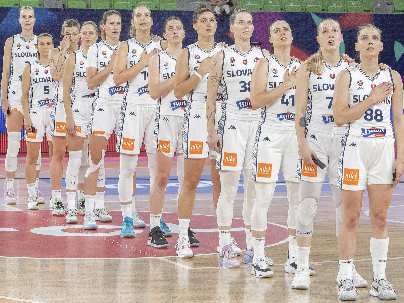 Na snímke slovenské basketbalistky počas hymny 