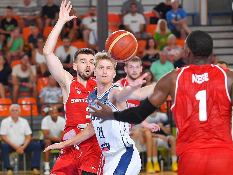 Uprostred Marek Doležaj (Slovensko) a vpravo Michel Nzege, Juraj Kozič (Švajčiarsko)