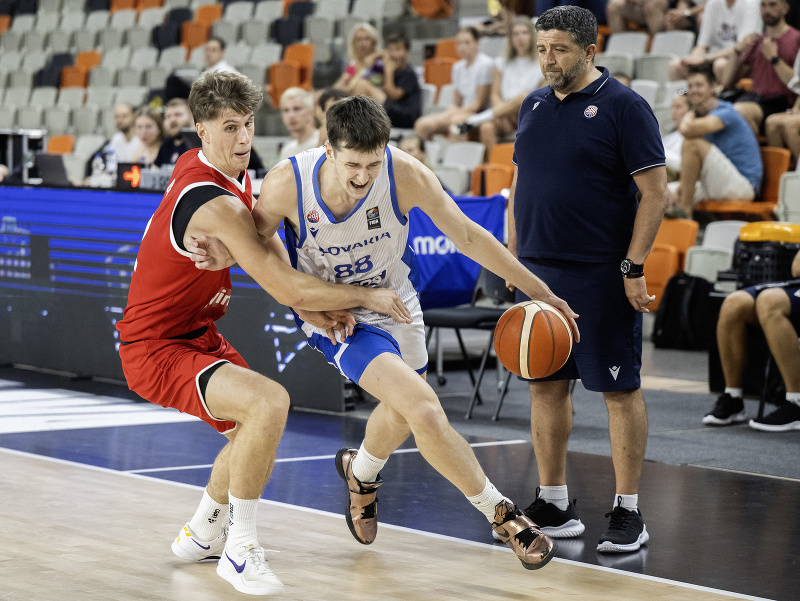 Sprava tréner slovenských basketbalistov Oliver Vidin, Timotej Malovec (Slovensko) a Jakob Löhr (Rakúsko) počas prípravného zápasu