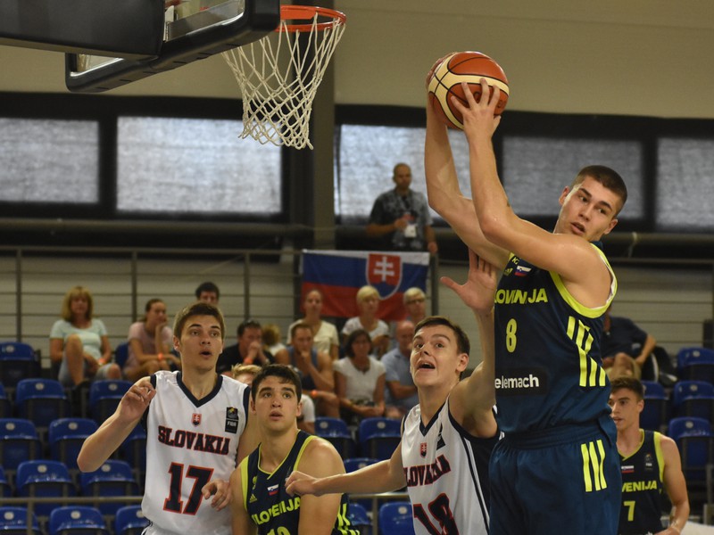 Na snímke sprava Nikolas Susa (Slovinsko), Maroš Zelizňák (Slovensko), Jure Licen (Slovinsko) a Martin Bizup (Slovensko) počas zápasu o 13. - 16. miesto na majstrovstvách Európy v basketbale hráčov do 18 rokov medzi Slovenskom a Slovinskom