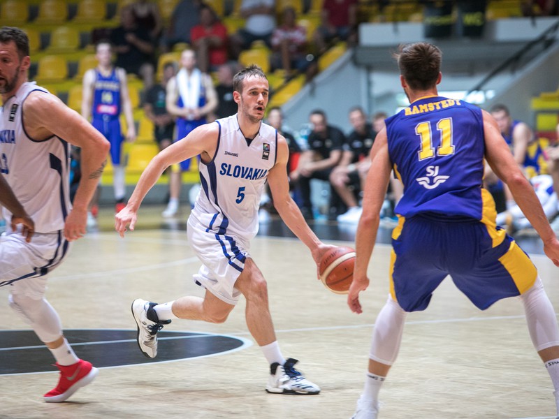Sprava: Adam Ramstedt (Švedsko) a Šimon Krajčovič (Slovensko) počas európskej predkvalifikácie majstrovstiev sveta 2019. A-skupina: Slovensko – Švédsko