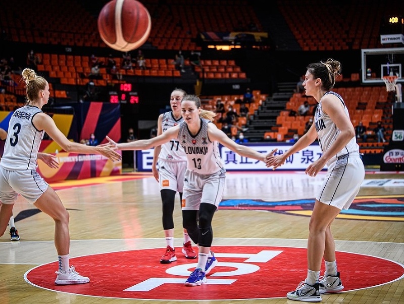 Slovenské basketbalistky zľava Ivana Jakubcová,  Nikola Dudášová (77), Miroslava Praženicová a Sabína Oroszová