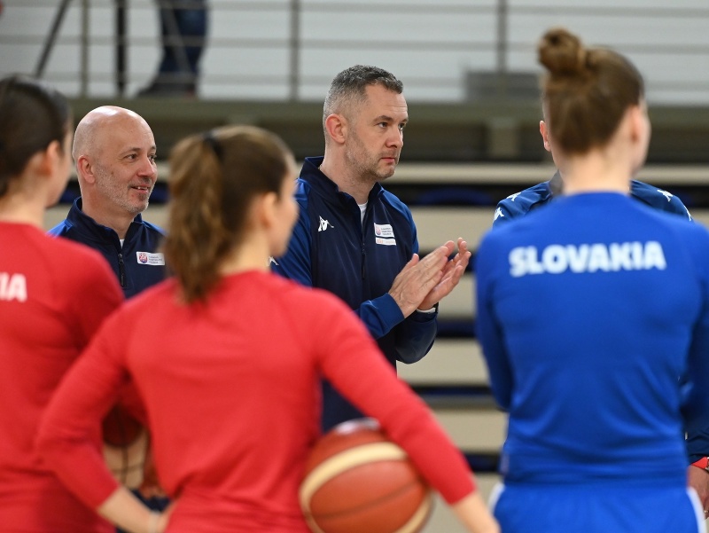 Na snímke uprostred tréner slovenskej basketbalovej reprezentácie žien Juraj Suja