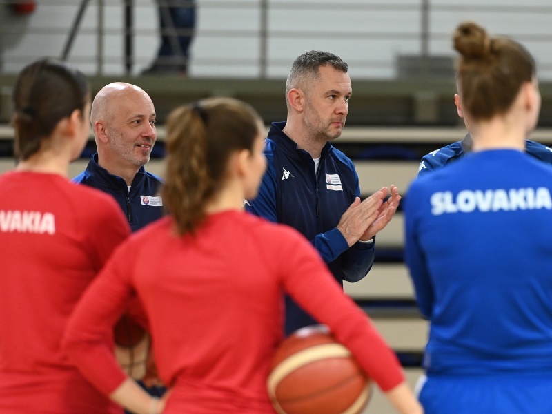 Na snímke uprostred tréner slovenskej basketbalovej reprezentácie žien  počas prvého prípravného bloku reprezentačný zrazov pred majstrovstvami Európy 2023 