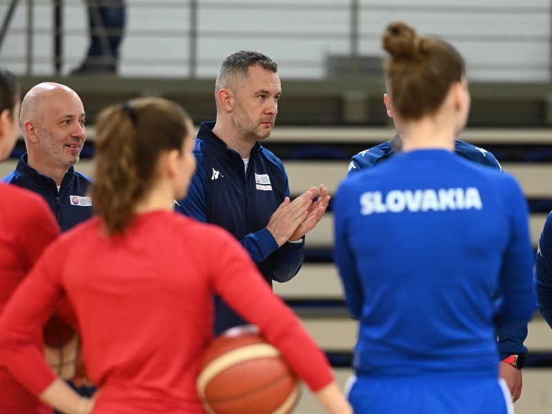 Na snímke uprostred tréner slovenskej basketbalovej reprezentácie žien  počas prvého prípravného bloku reprezentačný zrazov pred majstrovstvami Európy 2023 