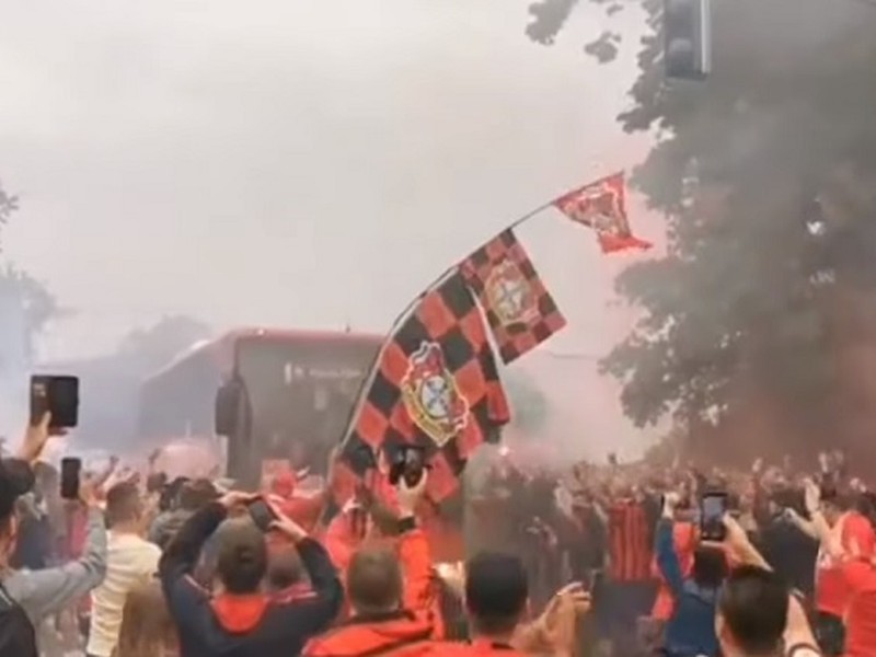 Fanúšikovia a autobus s hráčmi Bayeru Leverkusenu