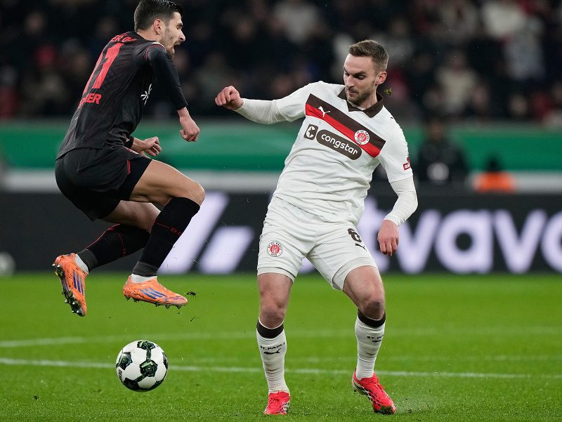 Martim Terrier (vľavo) a hráč tímu St. Pauli James Sands
