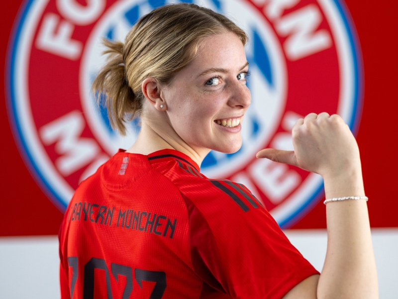 Alara Sehitlerová v drese Bayernu