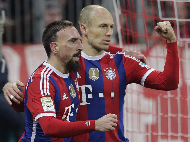 Arjen Robben a Franck Ribéry oslavujú jubilejný 100. gól Holanďana