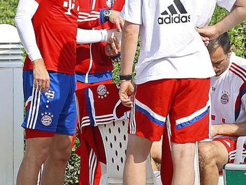Arjen Robben (vľavo) utŕžil kuriózne zranenie