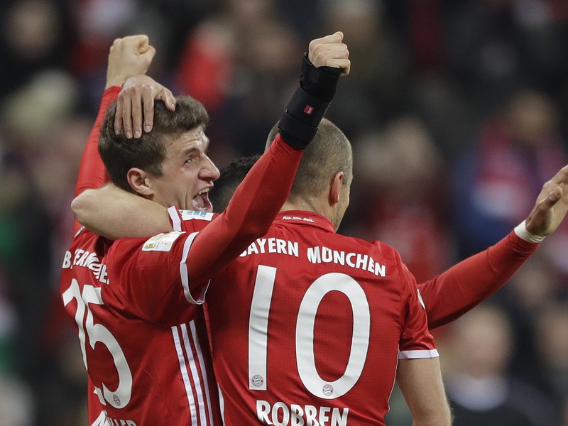 Thomas Mueller a Arjen Robben oslavujú gól Bayernu 