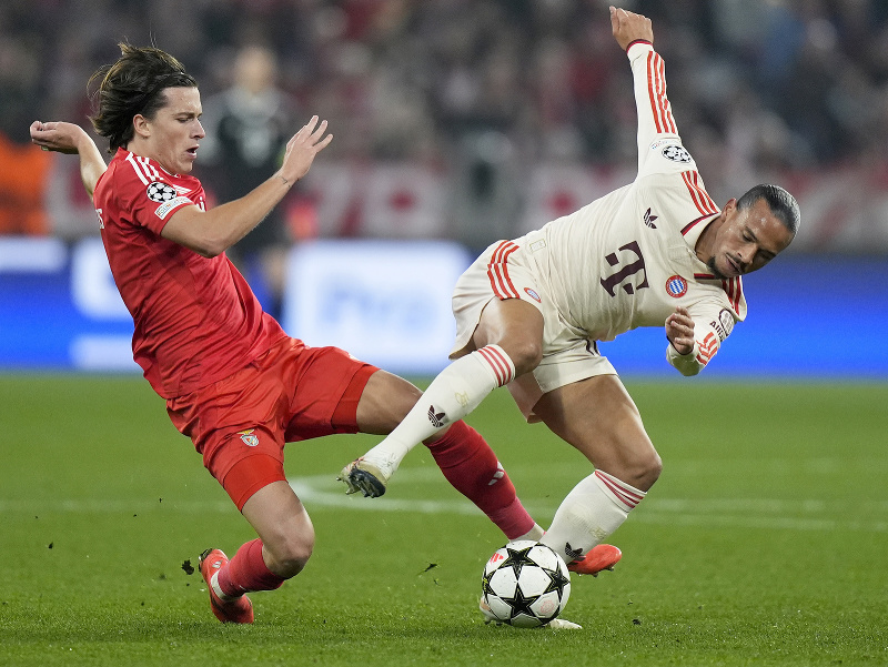 Álvaro Carreras (Benfica) v súboji o loptu s Leroyom Saném