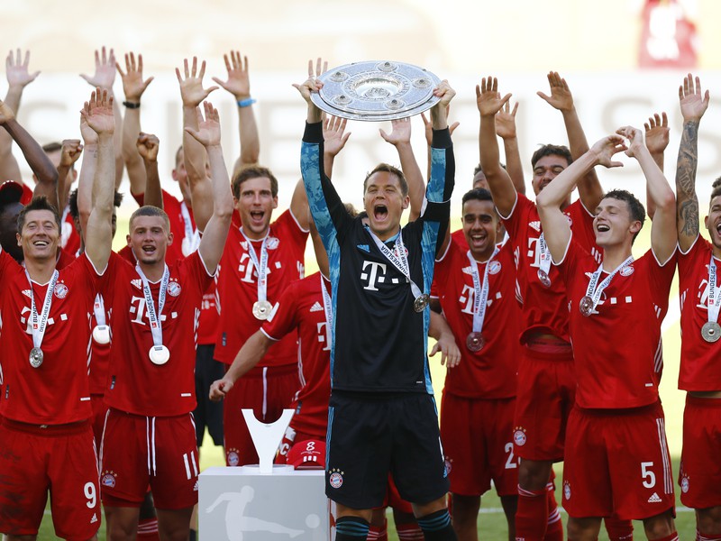 Hráči Bayernu oslavujú zisk titulu
