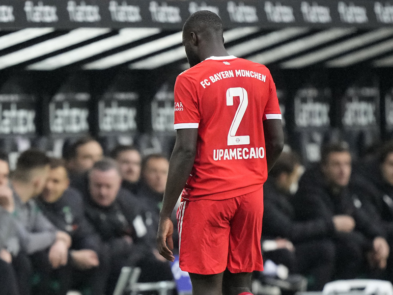 Obranca Bayernu Mníchov Dayot Upamecano odchádza do šatne po červenej karte