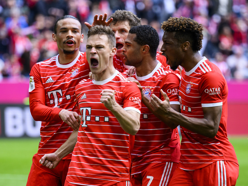 Futbalisti Bayernu oslavujúci gól