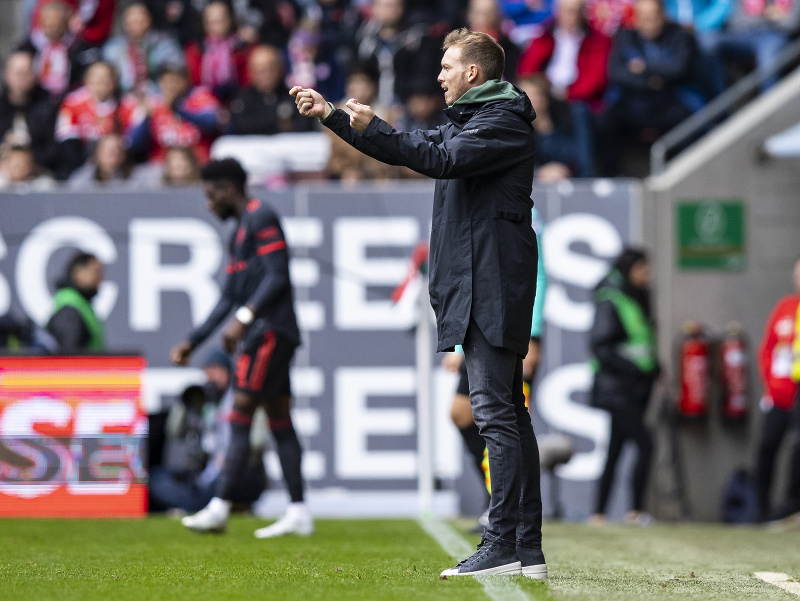 Tréner Bayernu Mníchov Julian Nagelsmann počas víkendového zápasu proti Augsburgu