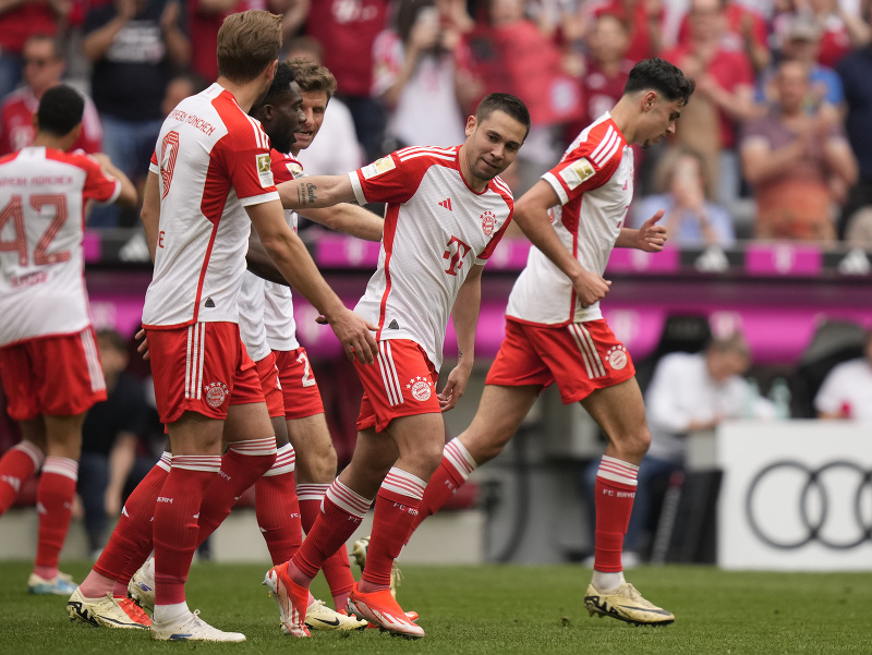 Futbalista Raphael Guerreiro (uprostred) z Bayernu Mníchov sa raduje z úvodného gólu počas zápasu 29. kola nemeckej Bundesligy