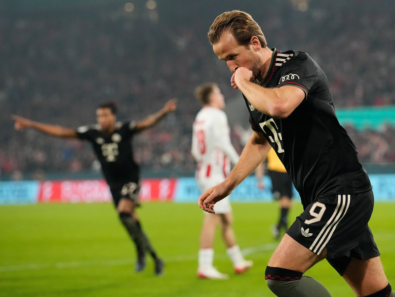 Harry Kane (9) oslavuje strelený gól Bayernu Mníchov