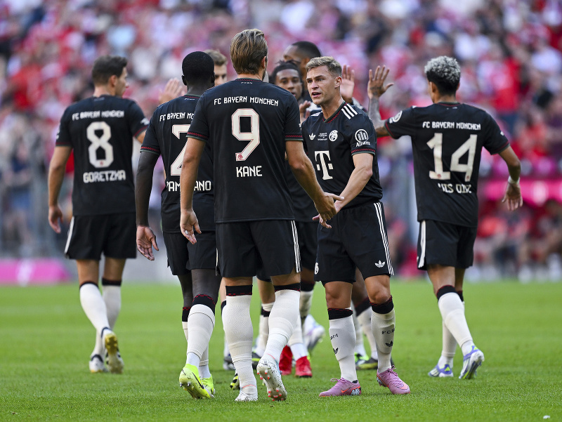 Futbalisti Bayernu oslavujú gól