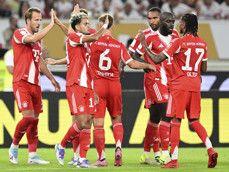 Harry Kane oslavuje so spoluhráčmi gól Bayernu Mníchov