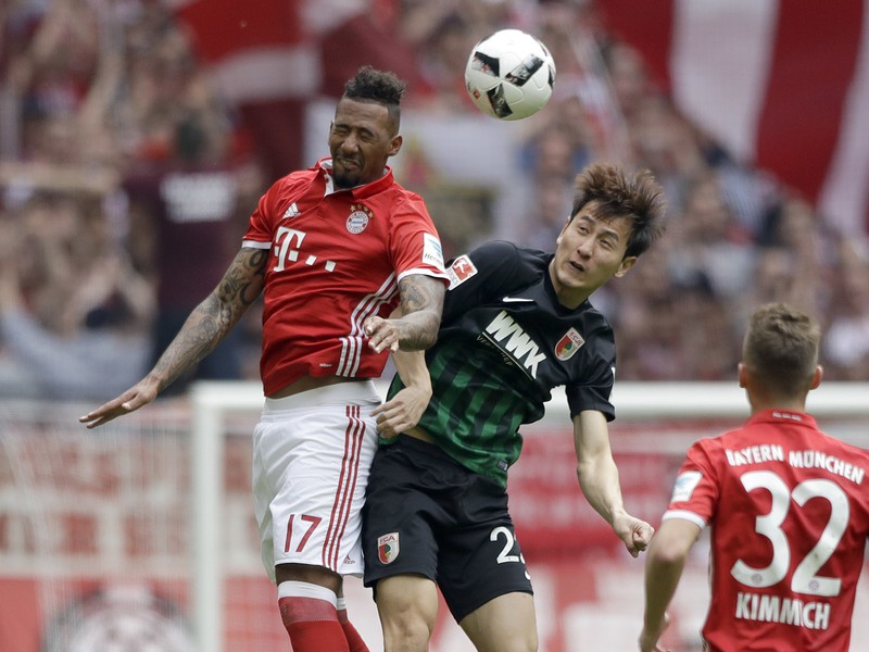 Na snímke hráč Bayernu Jerome Boateng (vľavo)