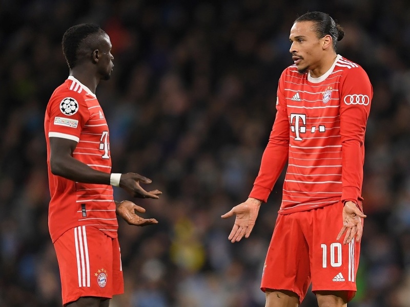 Ofenzívne esá Bayernu Sadio Mané a Leroy Sané vo vzájomnej konfrontácii