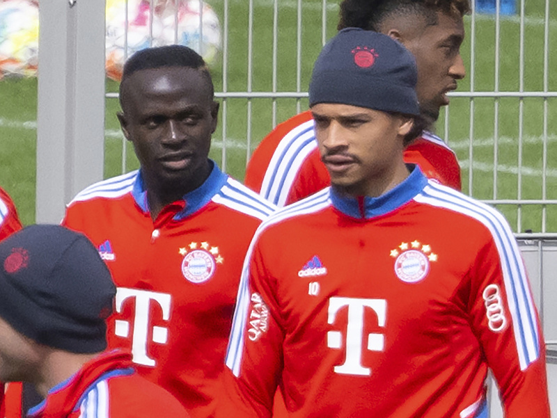 Hráči Bayernu Mníchov Sadio Mané (uprostred vľavo) a Leroy Sané (uprostred vpravo) počas tréningu pred futbalovým zápasom nemeckej Bundesligy v Mníchove 13. apríla 2023.