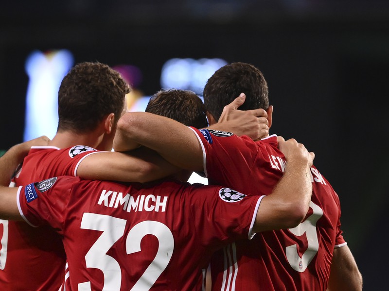 Hráči Bayernu Mníchov oslavujú gól v Lige majstrov 