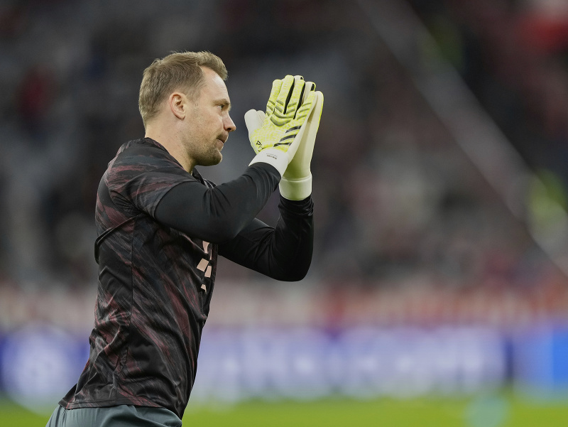 Brankár Bayernu Mníchov Manuel Neuer pred zápasom Ligy majstrov