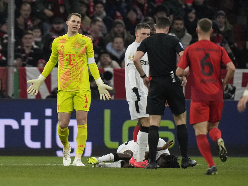 Brankár Bayernu Manuel Neuer obdržal červenú kartu