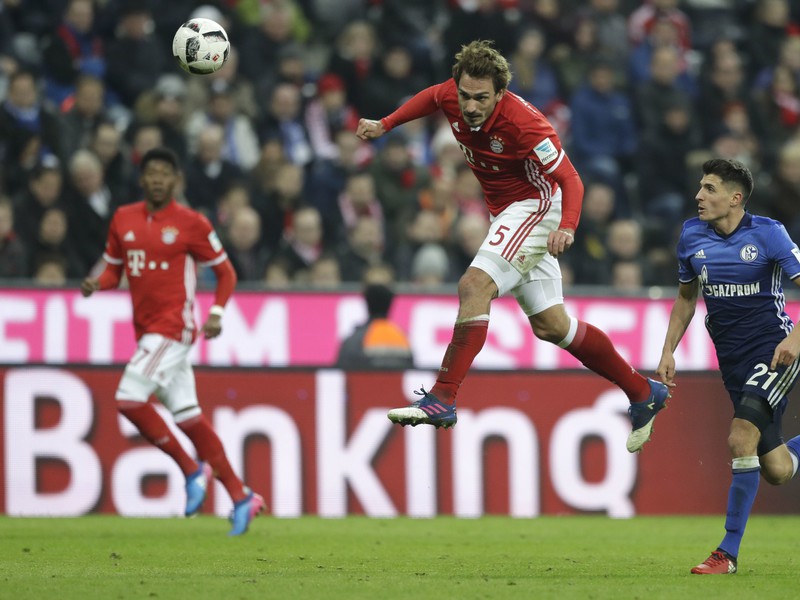 Mats Hummels hlavičkuje v zápase Bayern Mníchov - FC Schalke 04
