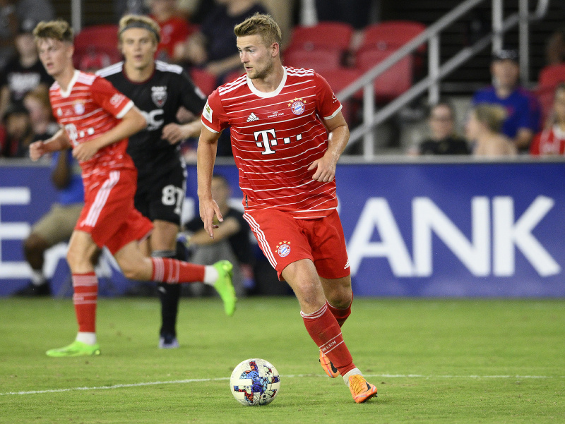 Matthijs de Ligt s loptou
