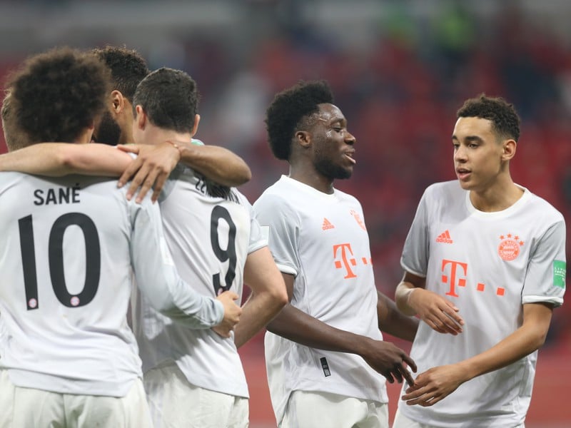 Hráči Bayernu Mníchov oslavujú gól do siete Al-Ahly