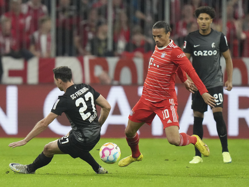 Leroy Sané a Nicolas Hoefler v súboji Bayernu s Freiburgom