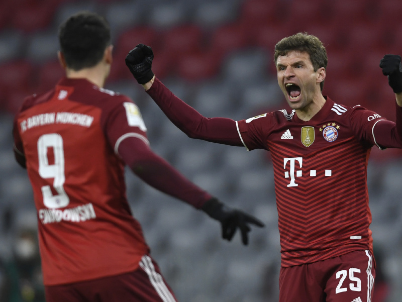 Robert Lewandowski a Thomas Muller oslavujú gól Bayernu