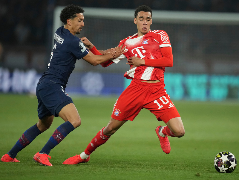 Hráč PSG Marquinhos (vľavo) a hráč Bayernu Jamal Musiala bojujú o loptu 