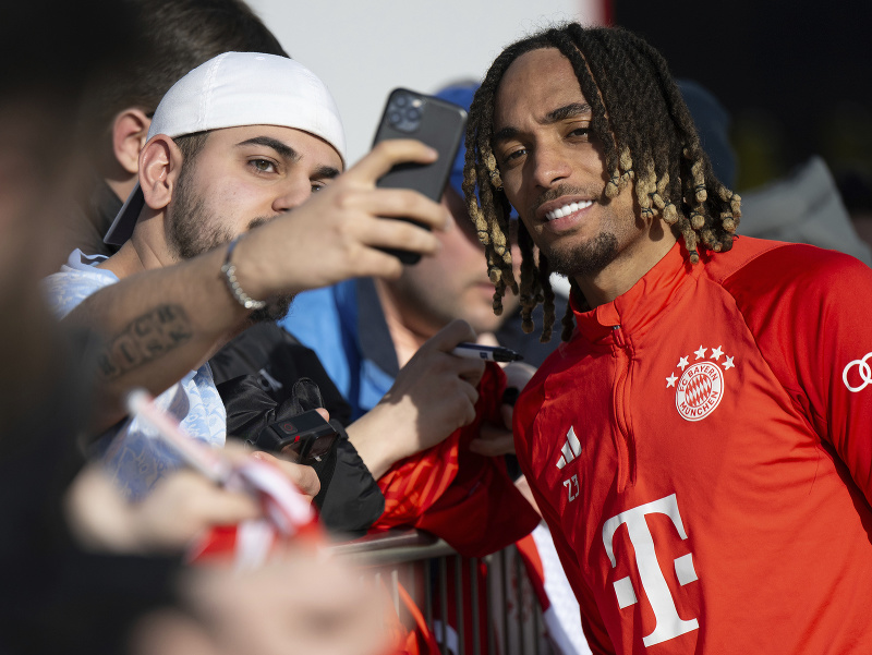 Sacha Boey sa fotografuje s fanúšikom Bayernu
