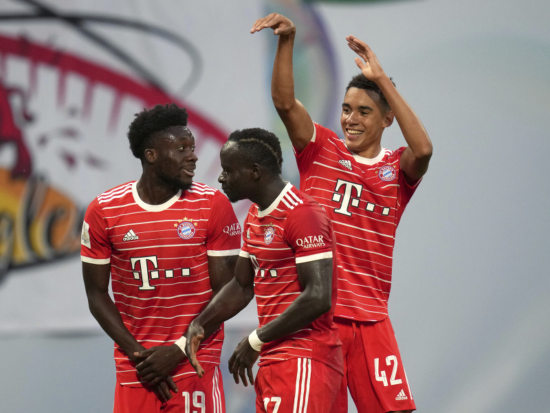 Jamal Musiala, Alphonso Davies a Sadio Mané oslavujú gól