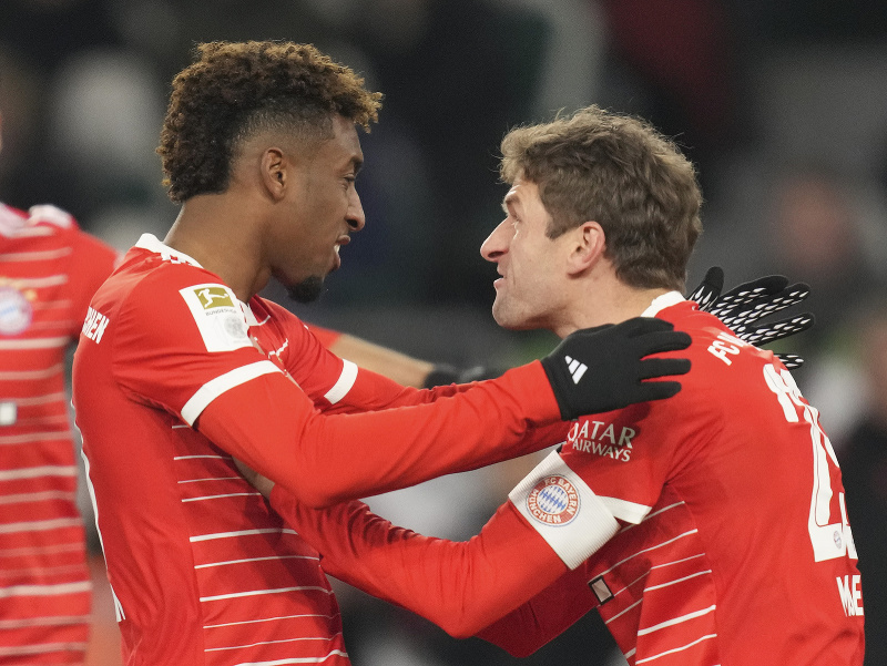 Kingsley Coman a Thomas Müller oslavujú gól 