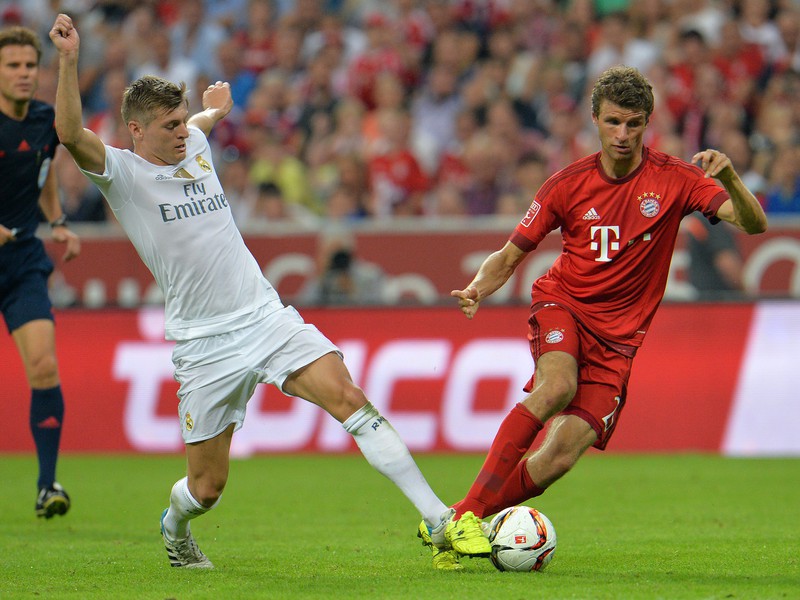 Toni Kroos (vľavo) v súboji s bývalým spoluhráčom Thomasom Müllerom