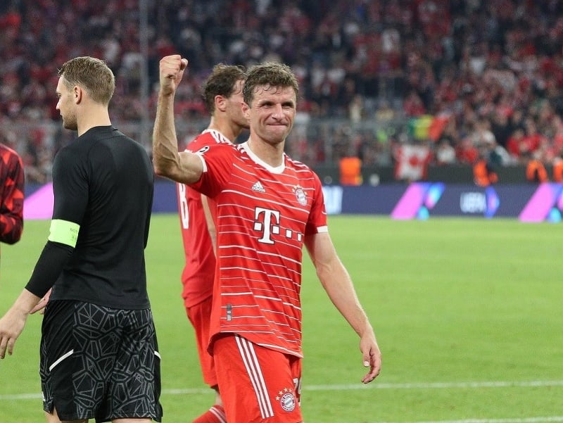 Thomas Müller oslavuje víťazstvo Bayernu Mníchov nad Barcelonou