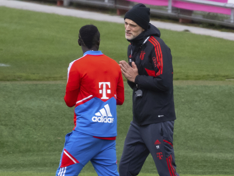 Tréner Bayernu Mníchov Thomas Tuchel (vpravo) hovorí k hráčovi Sadiovi Manému (vľavo) počas tréningu