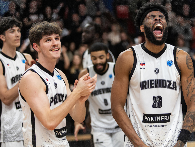 Basketbalisti Prievidze v popredí zľava Patrik Hričo a Naje Smith (ilustračná foto)