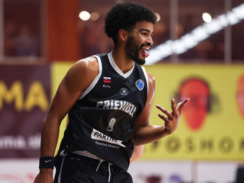 Na snímke hráč BC Prievidza Noah Reynolds sa raduje počas odvetného kvalifikačného zápasu Európskeho pohára FIBA