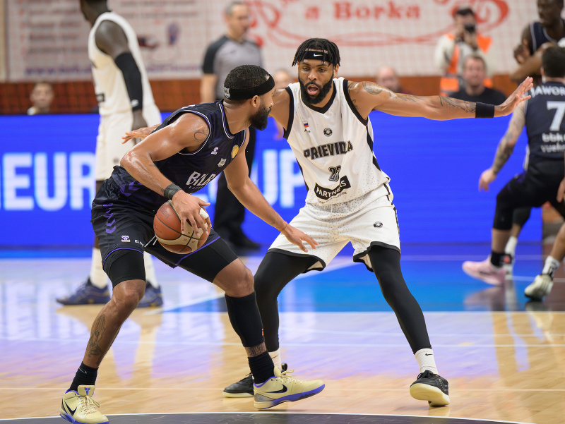 Zľava Hillard Darrun (Bilbao) a Naje Smith (Prievidza)