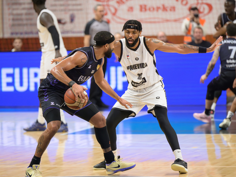 Zľava Hillard Darrun (Bilbao) a Naje Smith (Prievidza)