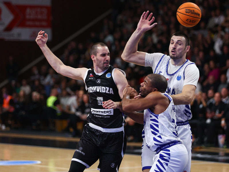 Zľava Dalibor Hlivák (Prievidza), Justin Roberson (Záhreb) a Markus Lončar (Záhreb) bojujú o loptu
